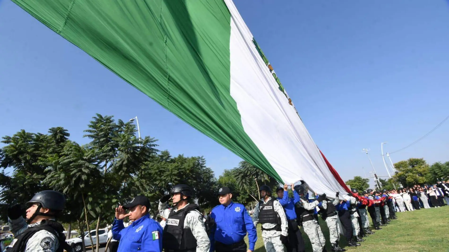 Participan estudiantes en acto cívico en Megabandera de Irapuato (3)